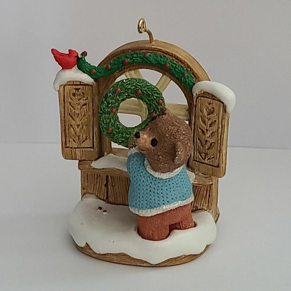 Hallmark Keepsake Ornament 1996 Tender Touches Bear Decorating Wreath Christmas‎